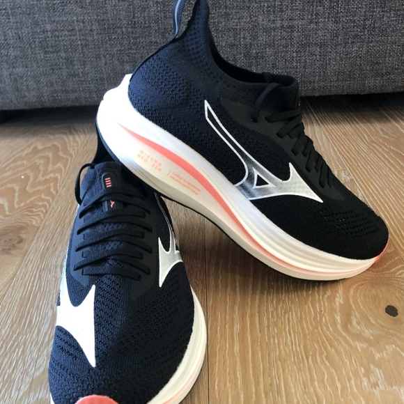 Mens size US 9 - Mizuno Wave Neo Zen - Black/Neon Orange - LIKE NEW CONDITION - Picture 4 of 6